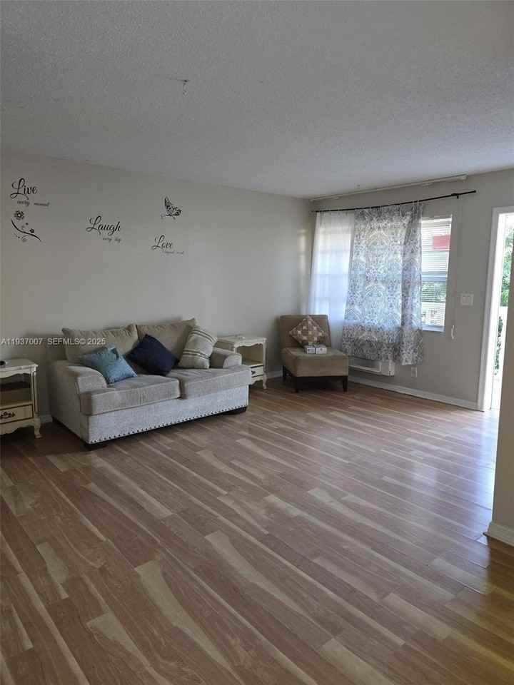 314 S J St #7 - Photo 3 of 12