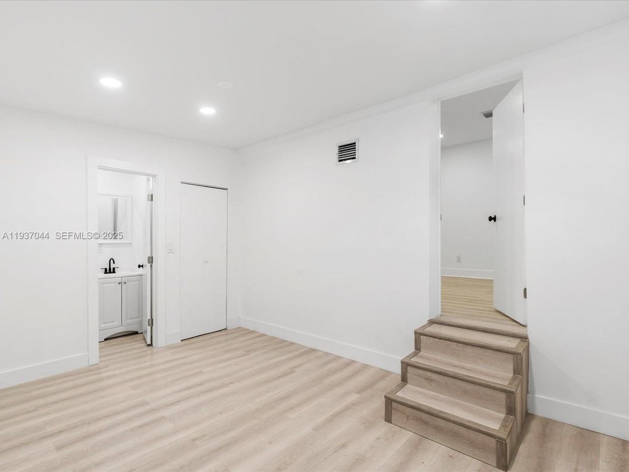 6318 Nw 19th Ct - Photo 3 of 8