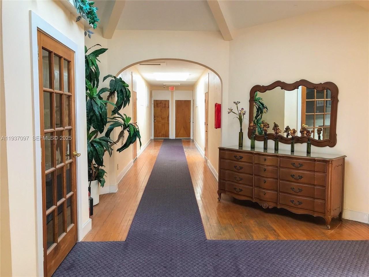 700 W 51st St #5 - Photo 3 of 8