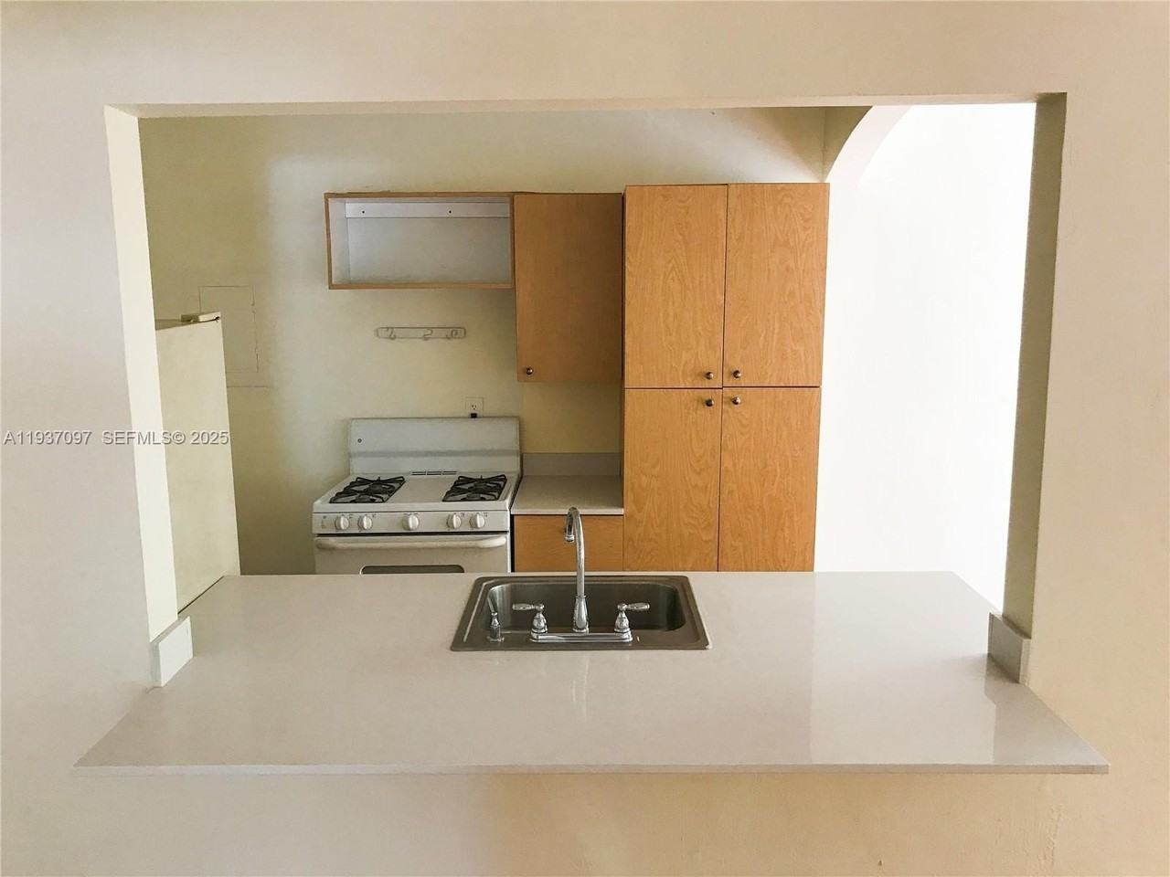 700 W 51st St #5 - Photo 4 of 8