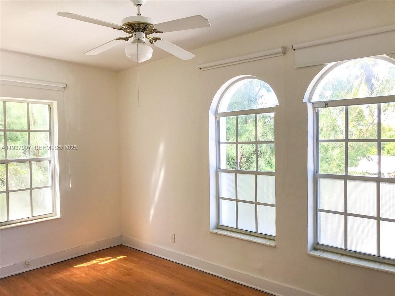 700 W 51st St #5 - Photo 7 of 8