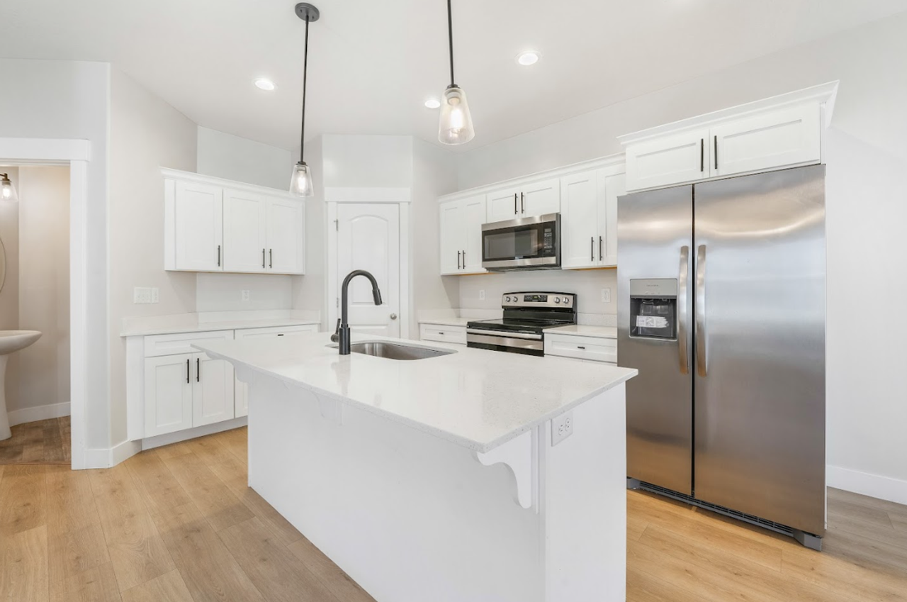 1048 N Freeman Dr - Photo 2 of 13