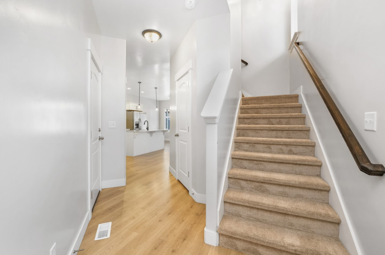 1048 N Freeman Dr - Photo 5 of 13