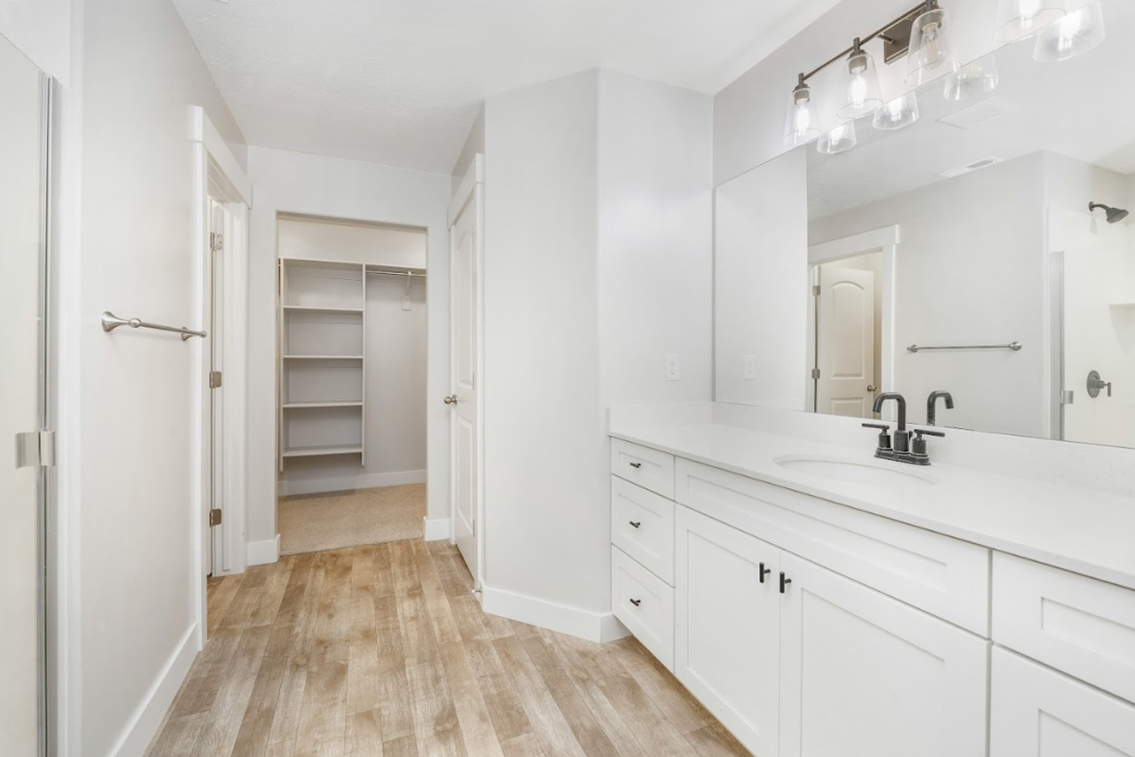 1048 N Freeman Dr - Photo 6 of 13