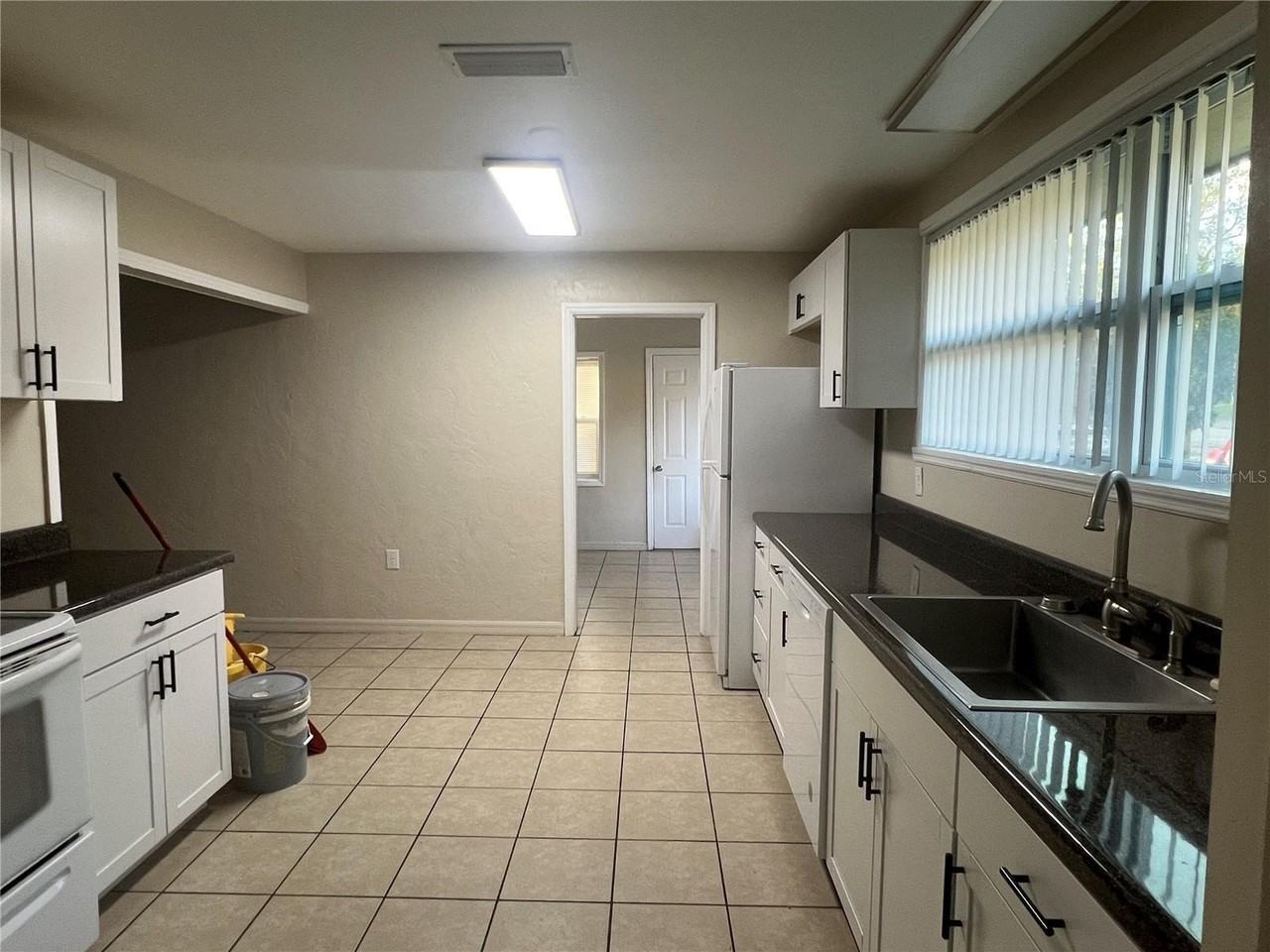 1568 Ne 10th St - Photo 4 of 17