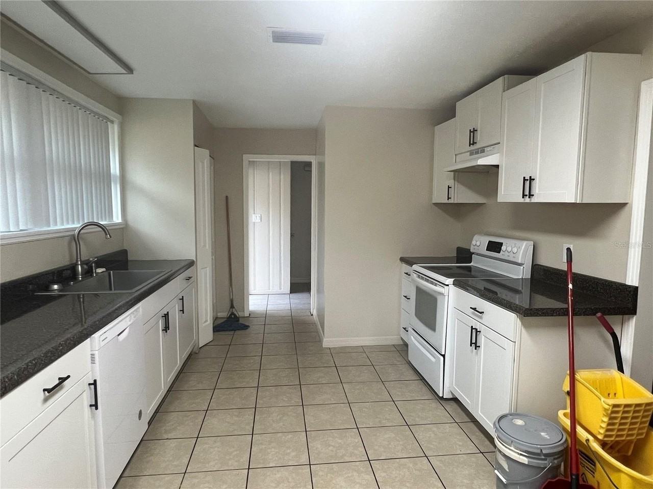 1568 Ne 10th St - Photo 5 of 17