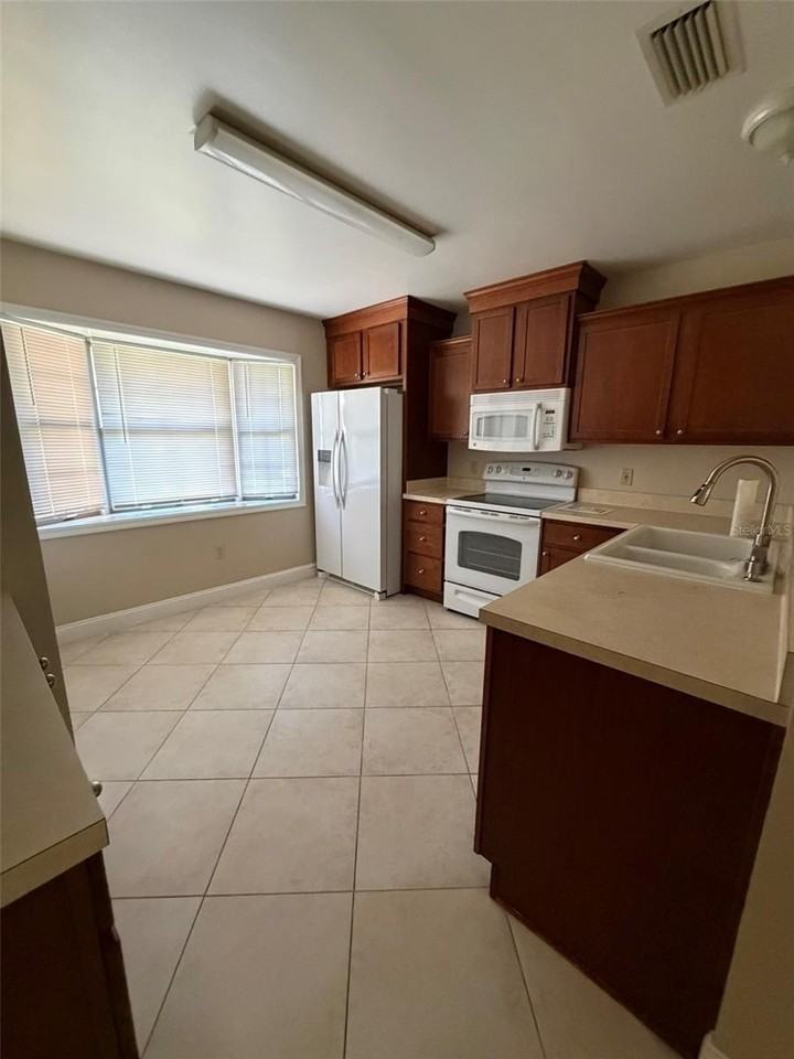 1120 Monroe Ave - Photo 6 of 27