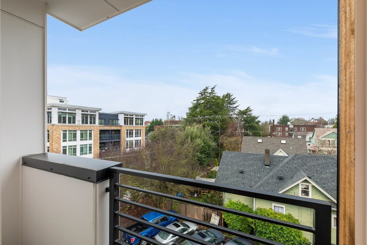 129 11th Ave E #1375347P - Photo 3 of 37