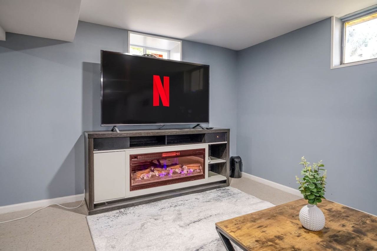 176 E Grand Ave #1374786P - Photo 4 of 42