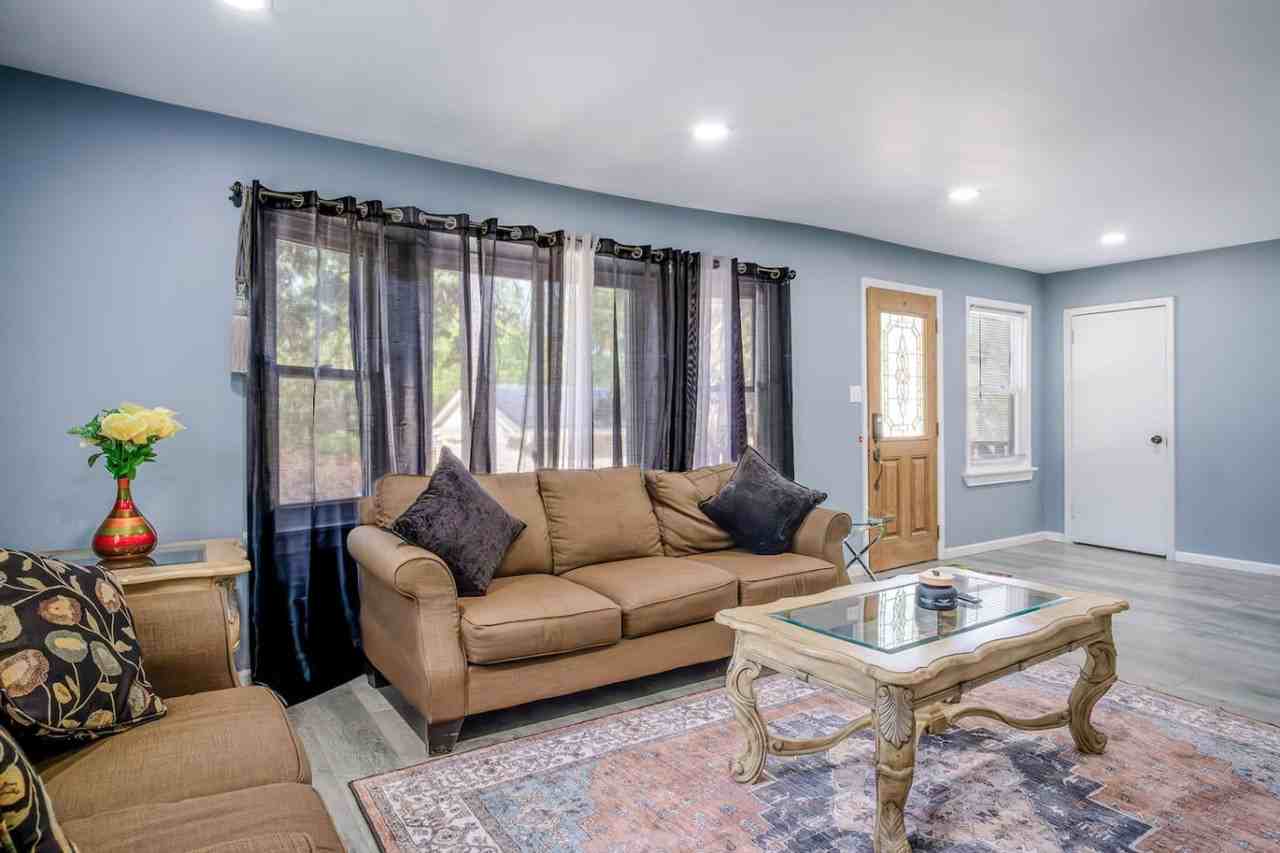 176 E Grand Ave #1374786P - Photo 7 of 42