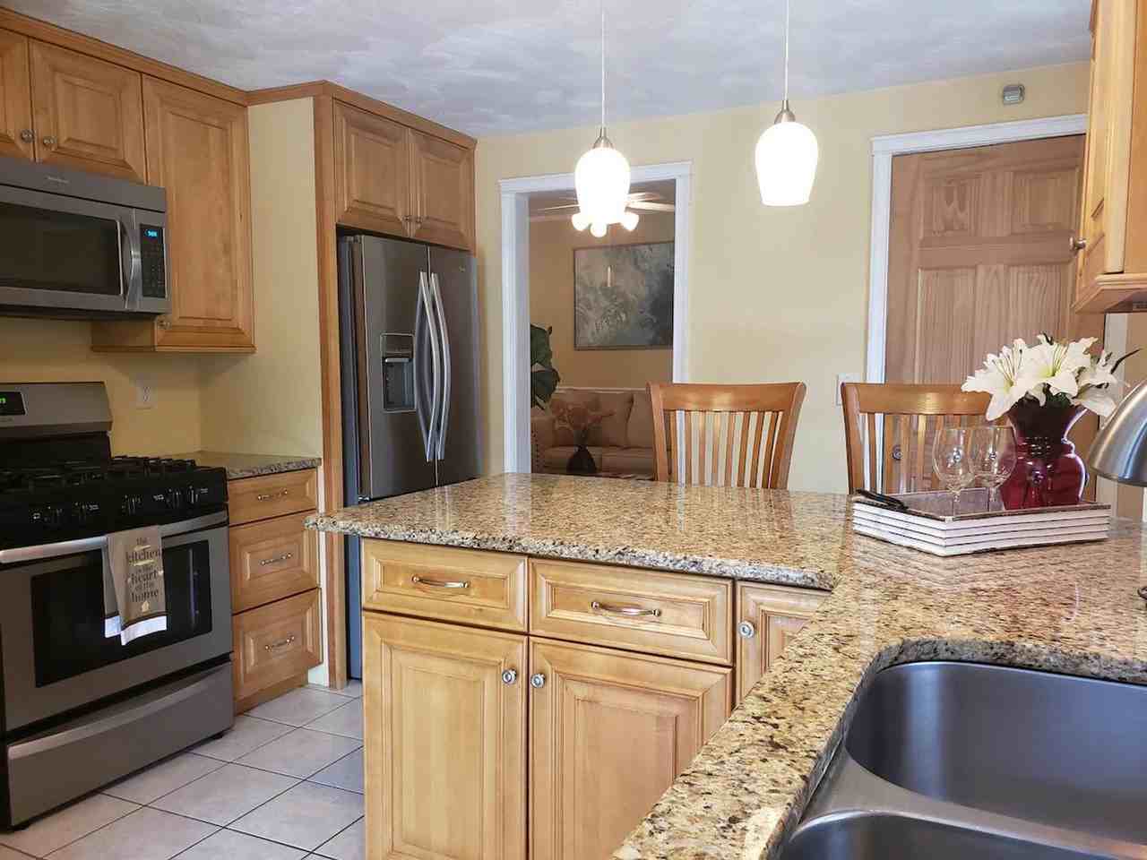 21 Case Ave #1373628P - Photo 4 of 25