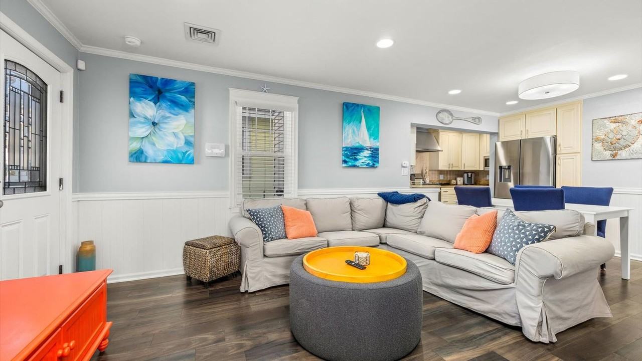 816 Saint James Pl #1377380P - Photo 2 of 26