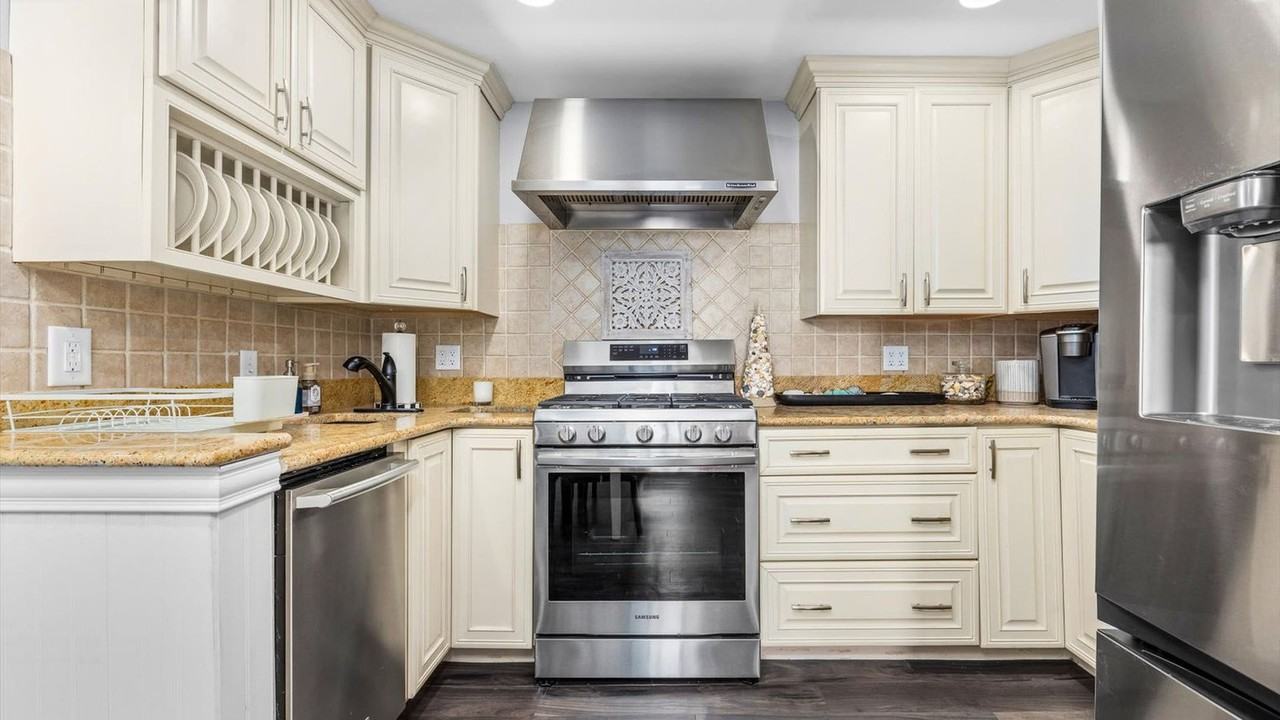 816 Saint James Pl #1377380P - Photo 6 of 26