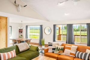 featured image of 1054 Canoe Loop