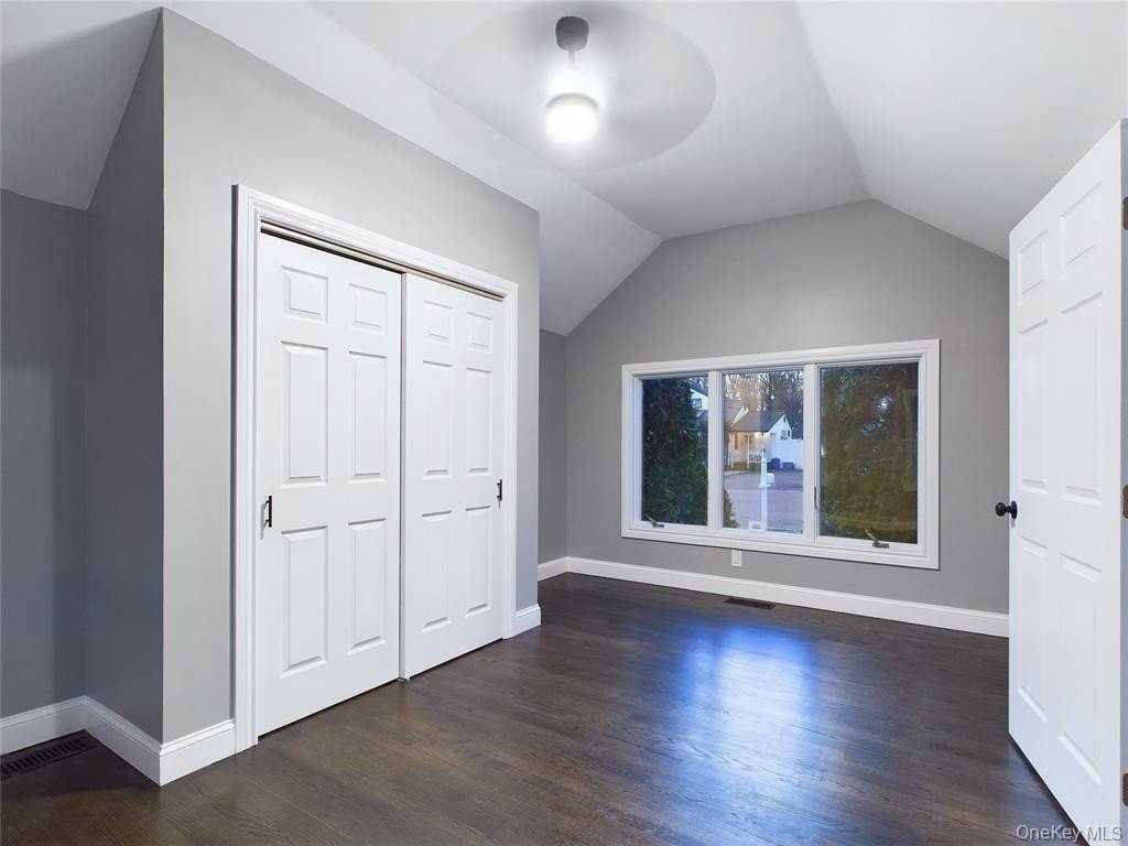 115 Clinton Ave - Photo 4 of 36