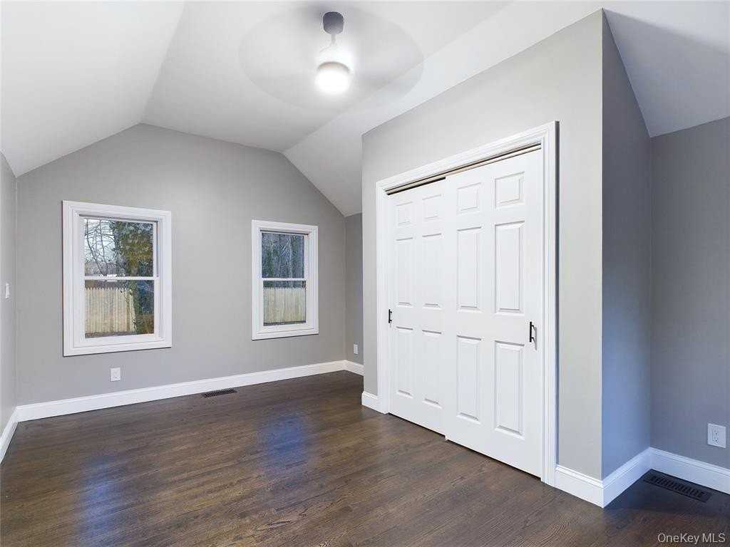 115 Clinton Ave - Photo 5 of 36