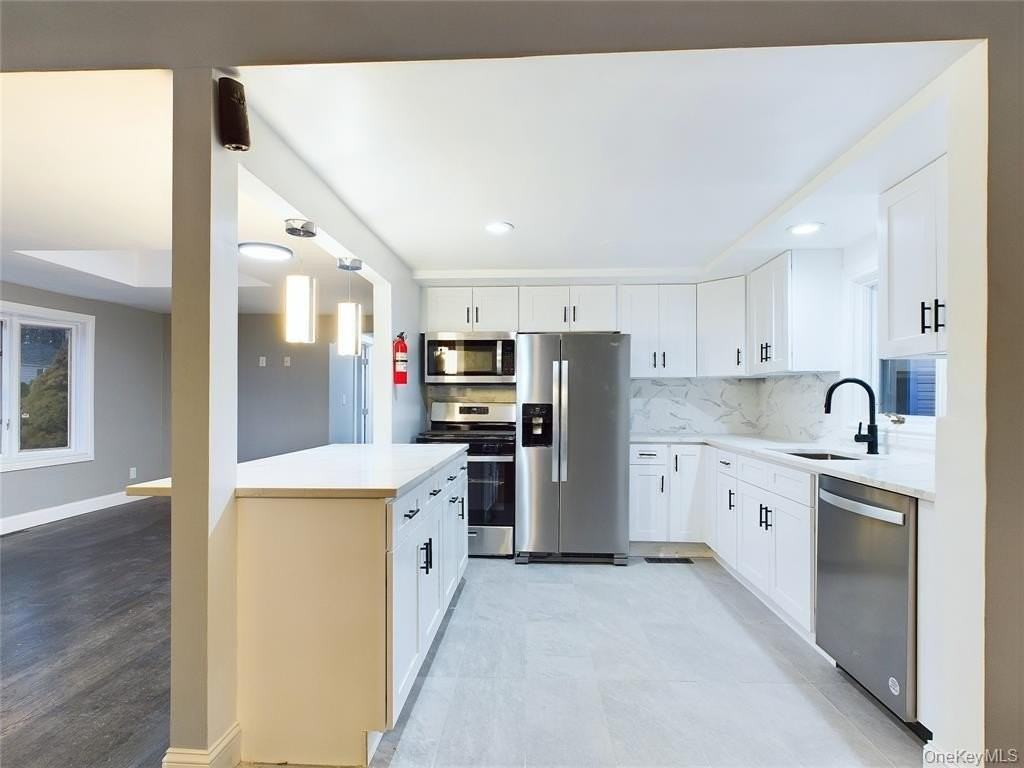 115 Clinton Ave - Photo 7 of 36