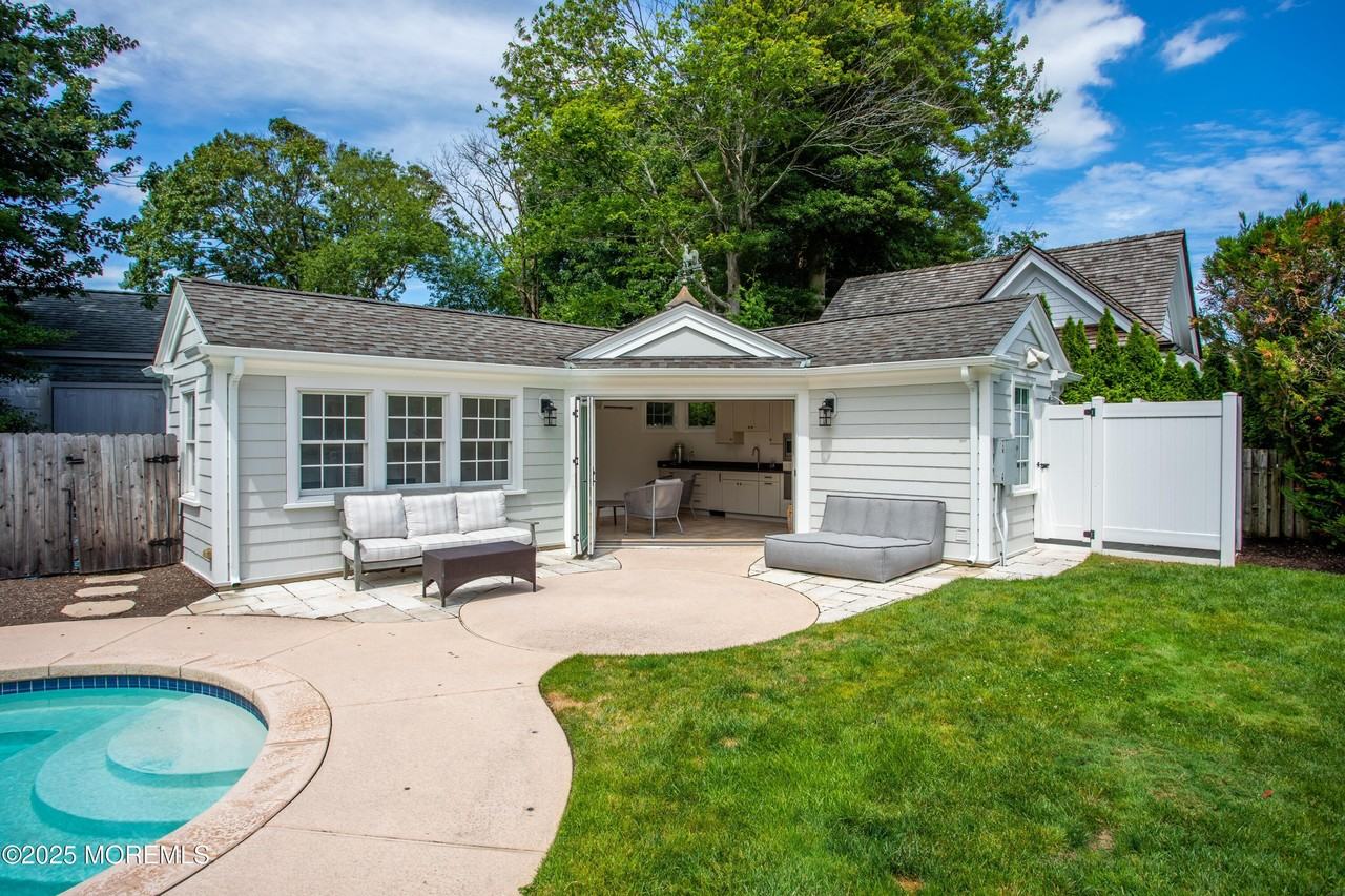 38 Vroom Ave - Photo 3 of 15