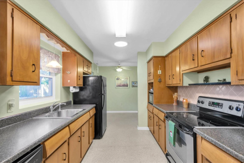 1824 Chateau Dr W - Photo 7 of 20