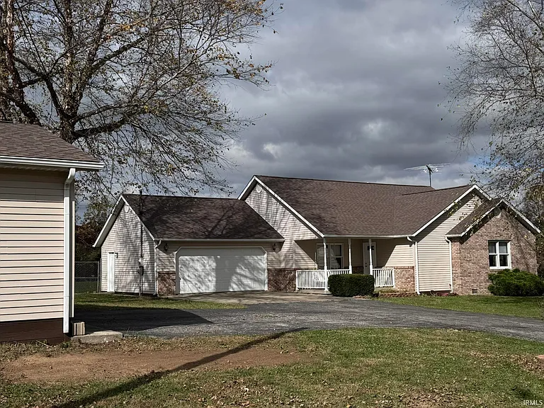 3663 White Rd - Photo 2 of 10