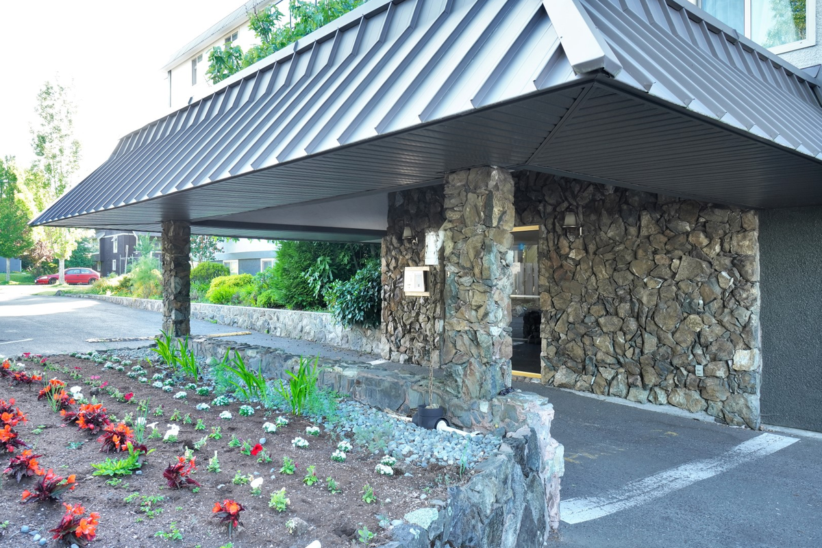 Madrona Manor Apartments - Photo 4 of 18