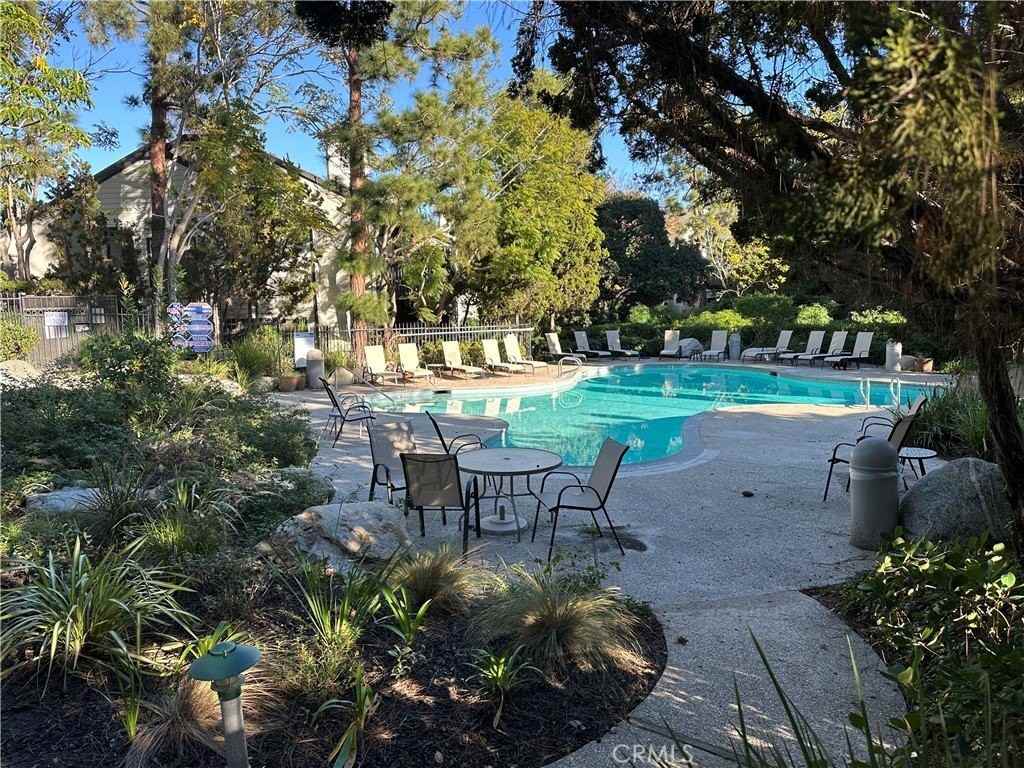 2516 W Macarthur Blvd #H - Photo 2 of 21