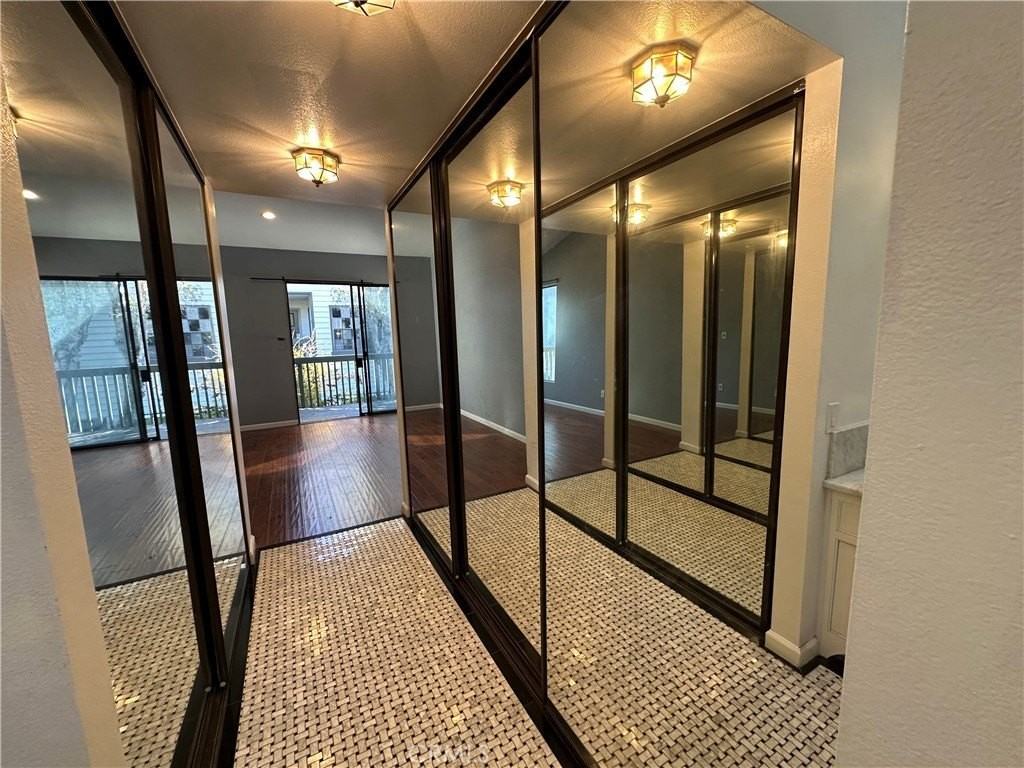 2516 W Macarthur Blvd #H - Photo 6 of 21