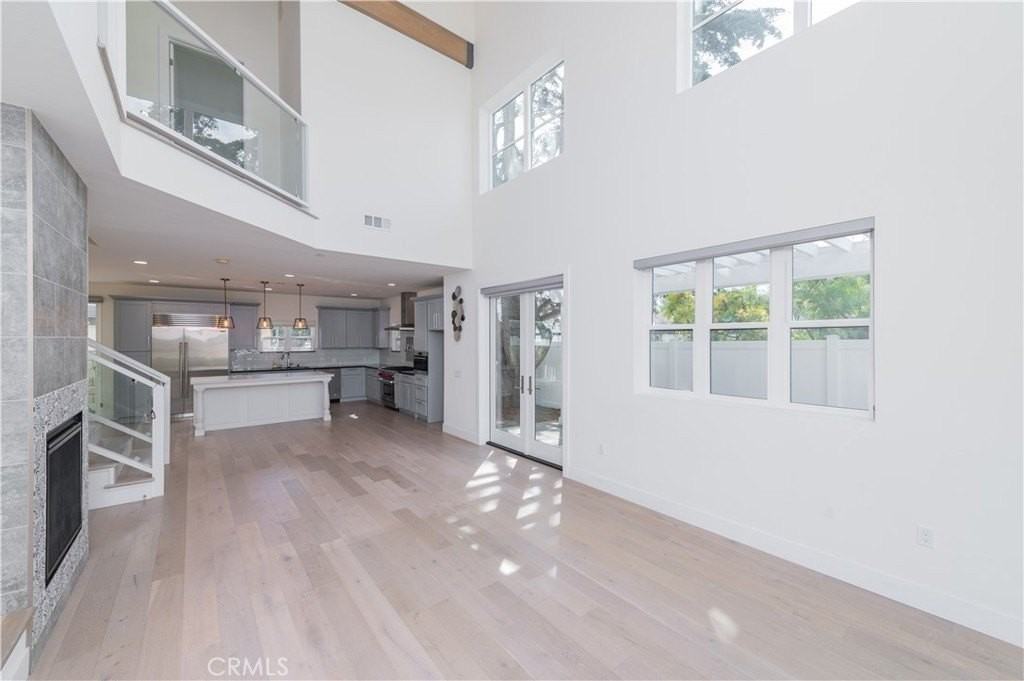 146 E 18th St - Photo 4 of 27