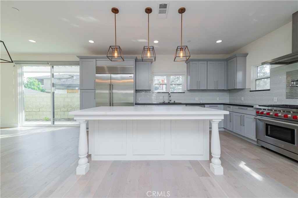 146 E 18th St - Photo 7 of 27