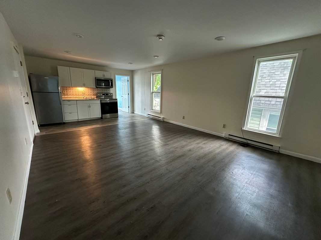 107 W Pulteney St - Photo 3 of 10