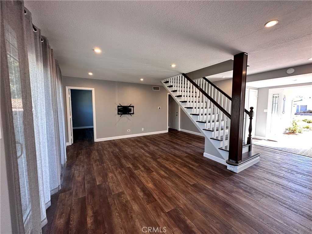 1261 Harold Ave - Photo 2 of 20