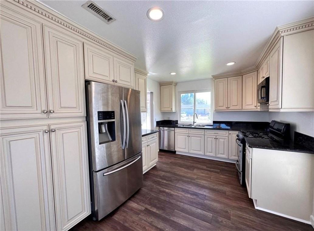 1261 Harold Ave - Photo 4 of 20