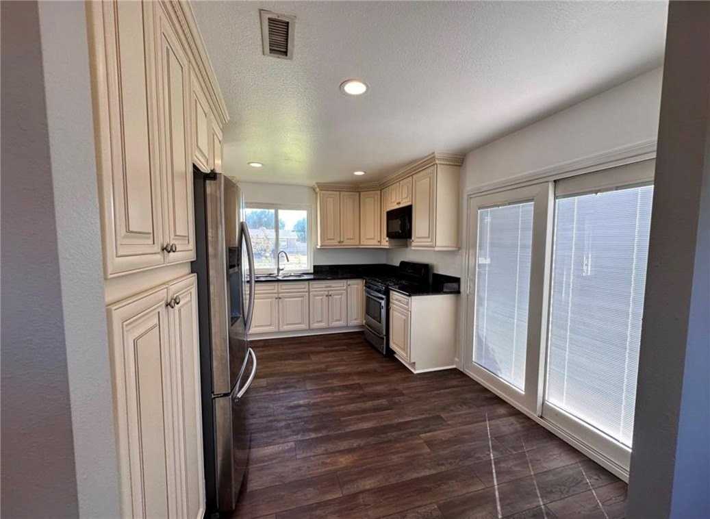 1261 Harold Ave - Photo 6 of 20