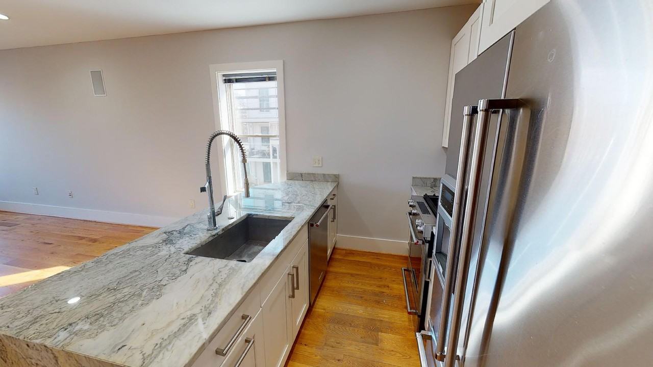 1159 Oates St Ne #B - Photo 4 of 13