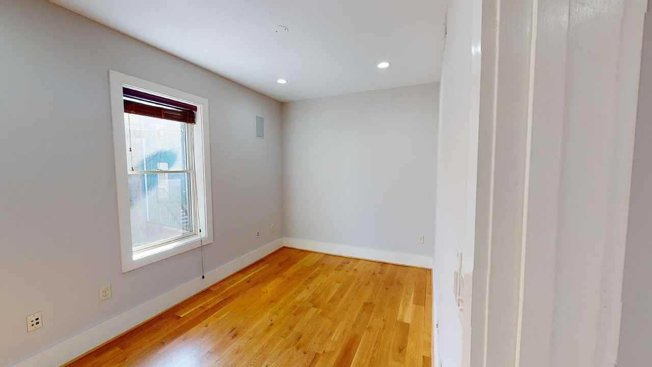 1159 Oates St Ne #B - Photo 5 of 13