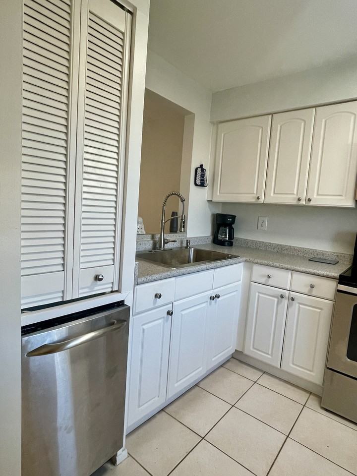 11511 113th St #5A - Photo 4 of 16