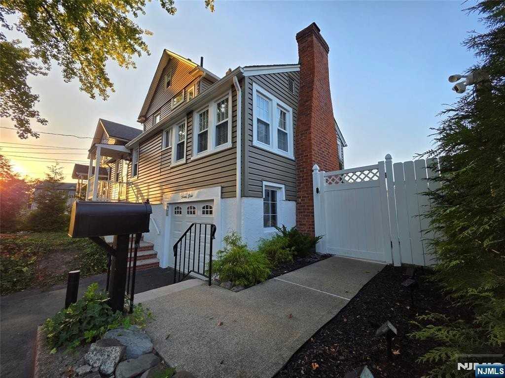 28 Wood Pl - Photo 3 of 9