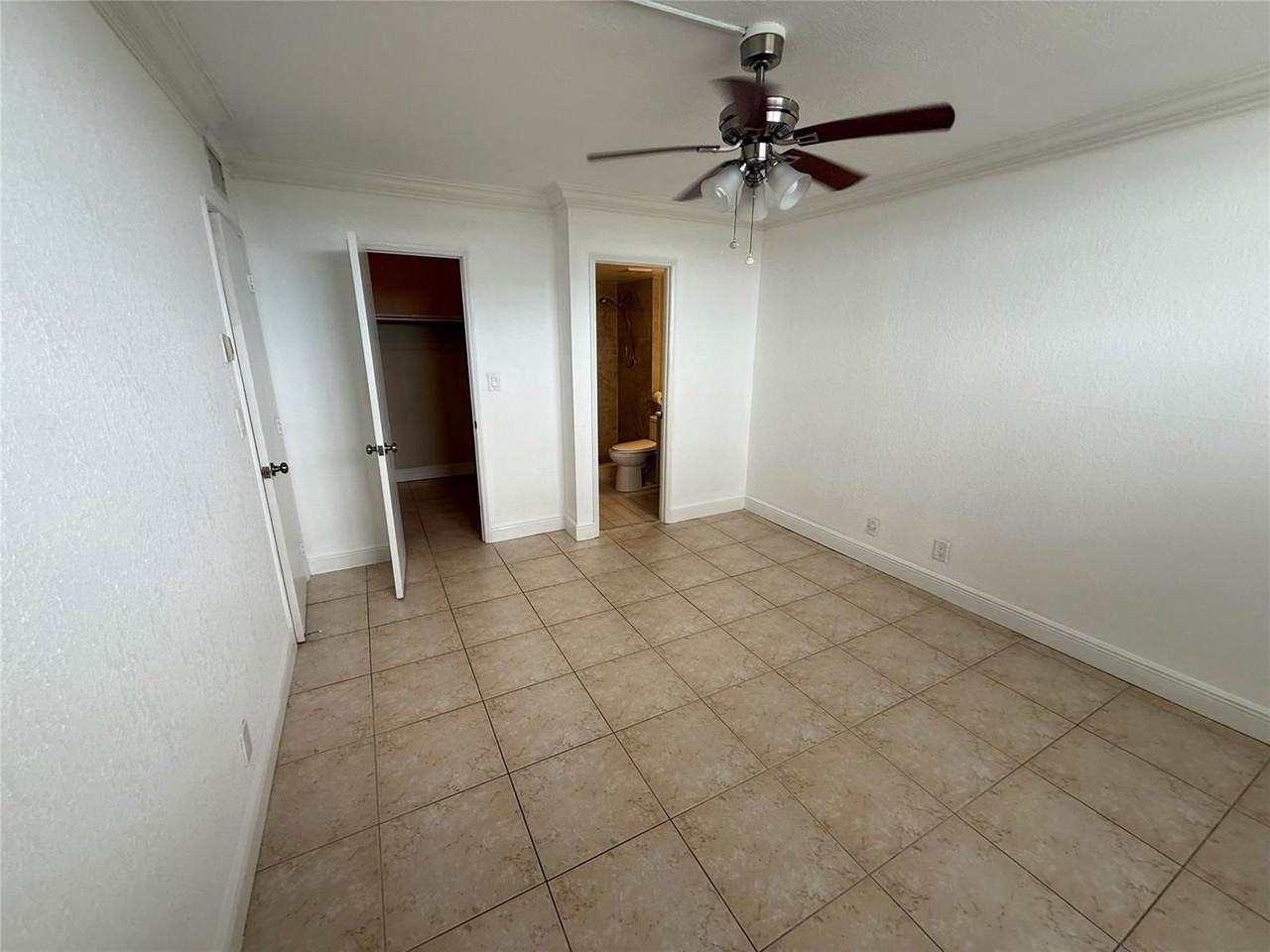 2400 Ne 10th St #403 - Photo 5 of 8