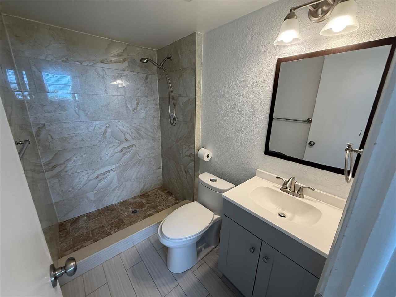 2400 Ne 10th St #403 - Photo 6 of 8