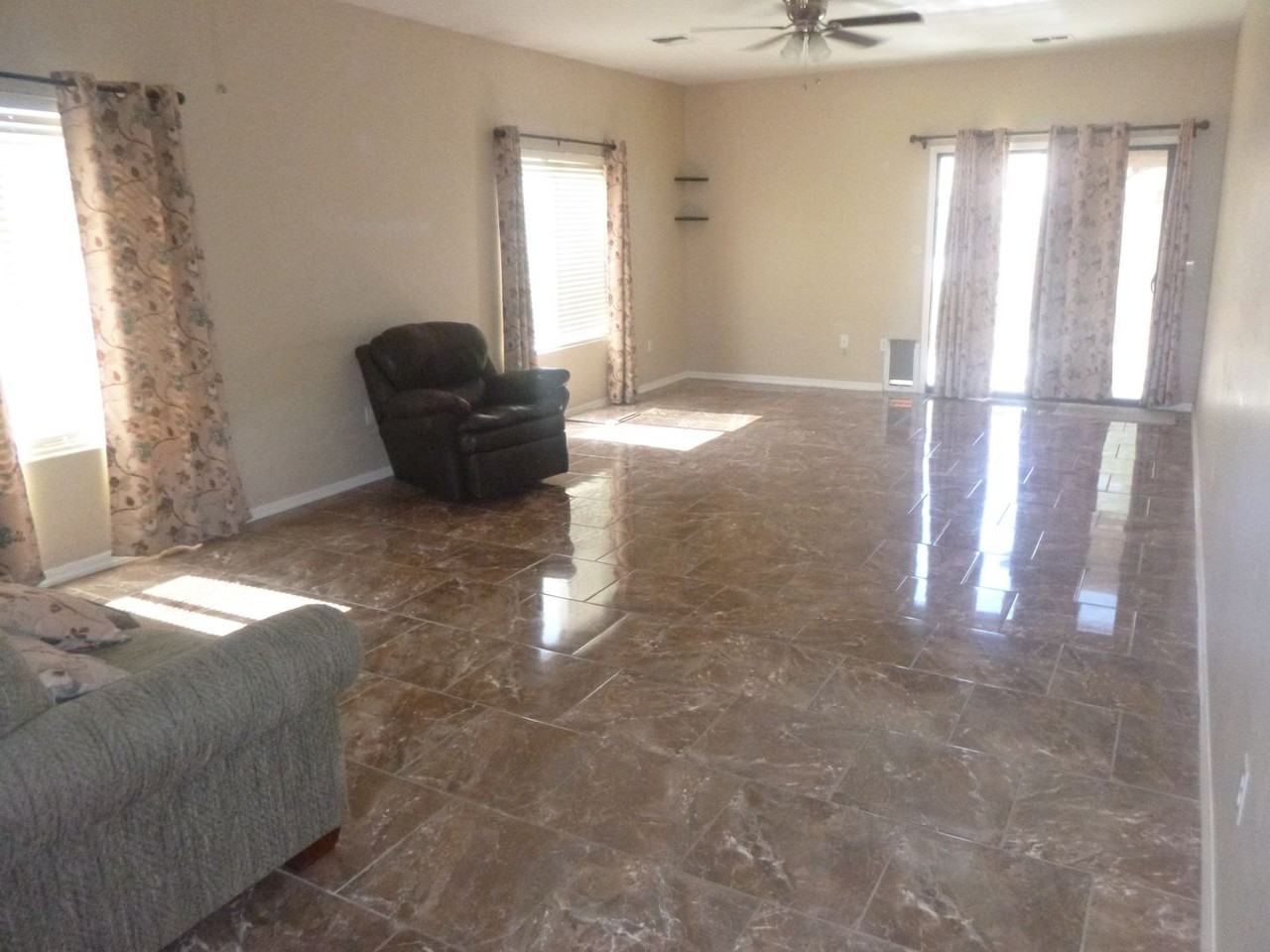 10025 W Concordia Dr - Photo 4 of 15