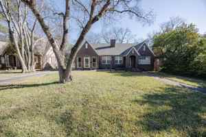 featured image of 3355 Lexington Rd