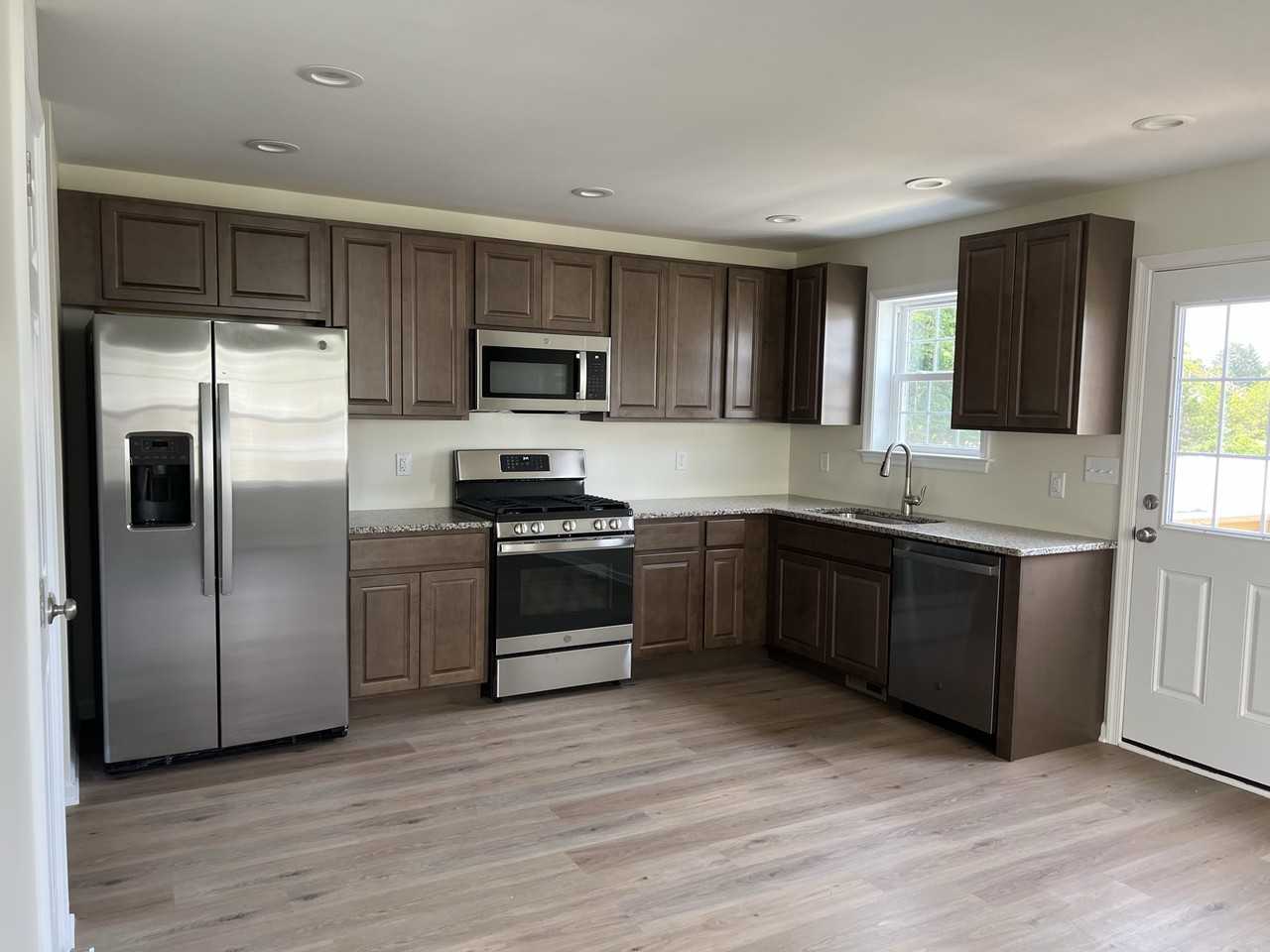 255 W Chestnut St #B - Photo 5 of 11