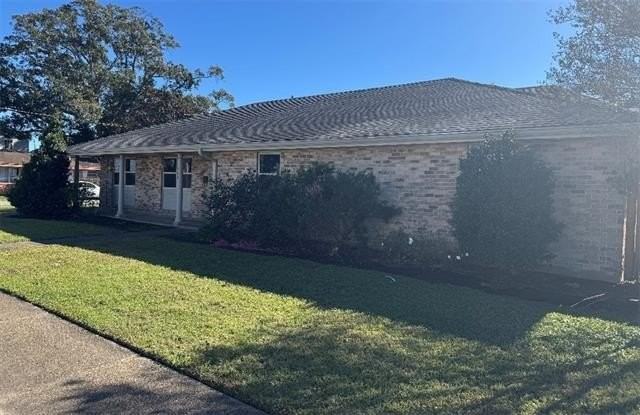 900 Live Oak St - Photo 2 of 26