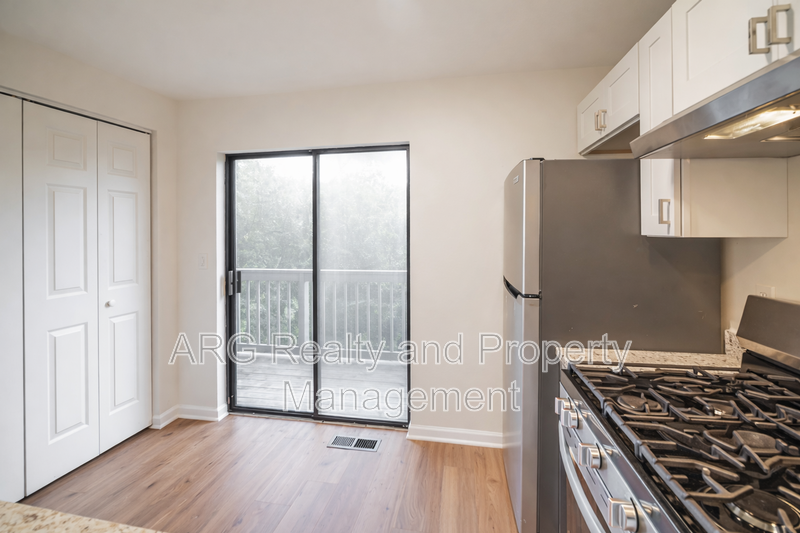 7042 Oakhill Cir - Photo 3 of 13