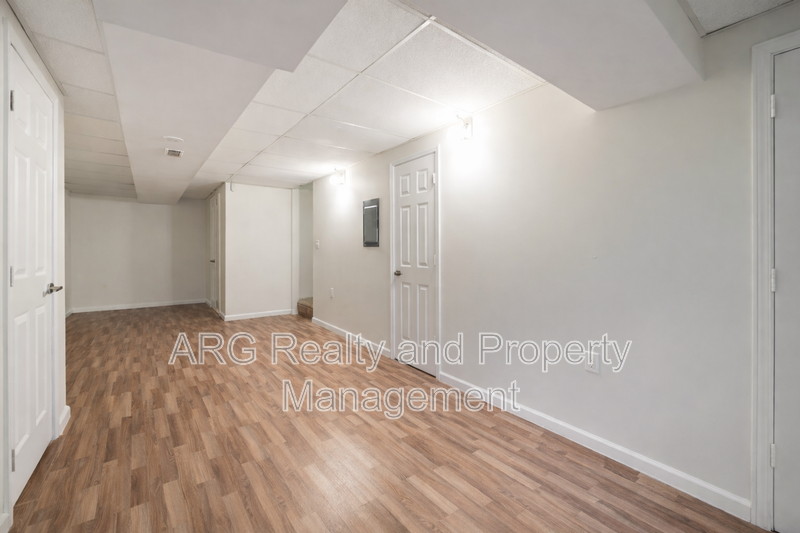 7042 Oakhill Cir - Photo 4 of 13