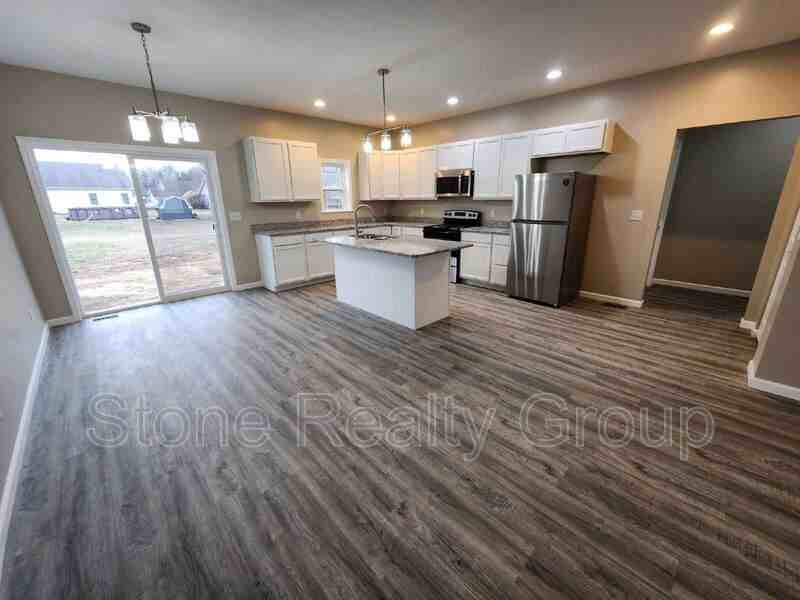 1108 W Ewing St - Photo 2 of 10