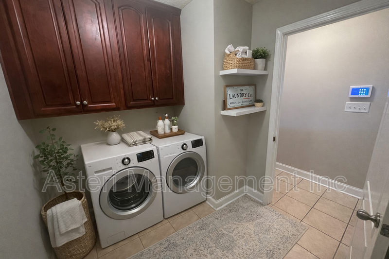 522 Manchester Ln - Photo 6 of 13