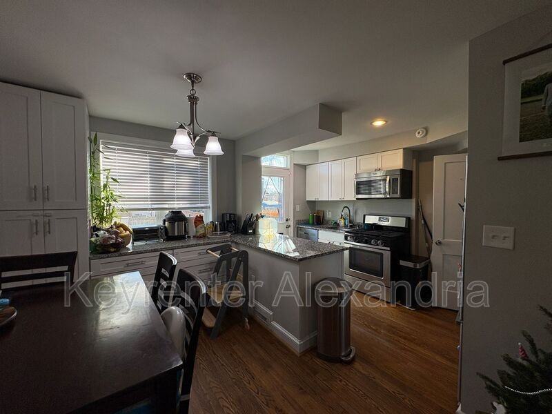 105 Clifford Ave - Photo 4 of 13