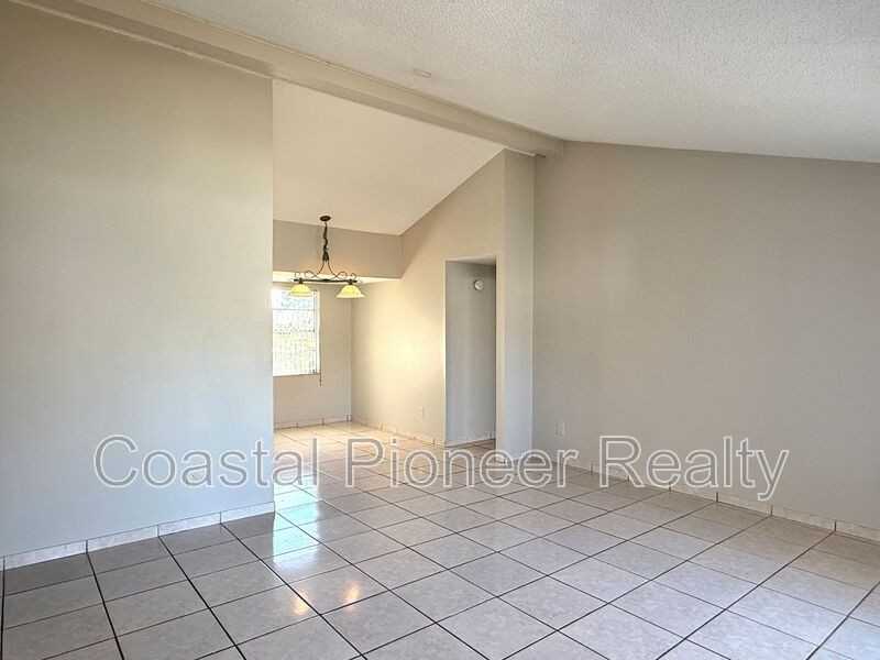 10202 Bonnie Bay Ct - Photo 2 of 21