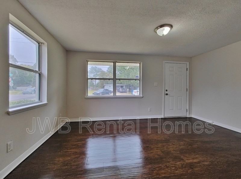 8104 Galveston Ave - Photo 5 of 8